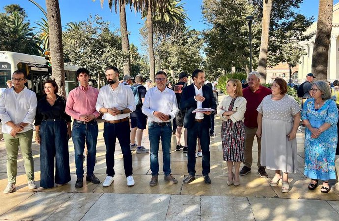 El portavoz del grupo municipal socialista, Daniel Pérez, y otros ediles del PSOE, a las puertas del Ayuntamiento de la capital.