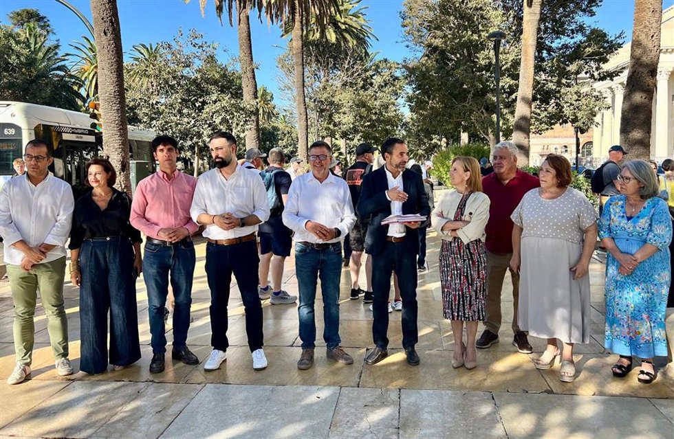 El portavoz del grupo municipal socialista, Daniel Pérez, y otros ediles del PSOE, a las puertas del Ayuntamiento de la capital.