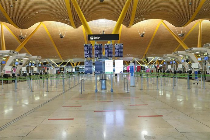 Archivo - Ambiente en la T4 del Aeropuerto de Madrid-Barajas Adolfo Suárez durante el primer día con nuevas restricciones en la movilidad, en Madrid, (España), a 3 de octubre de 2020.  