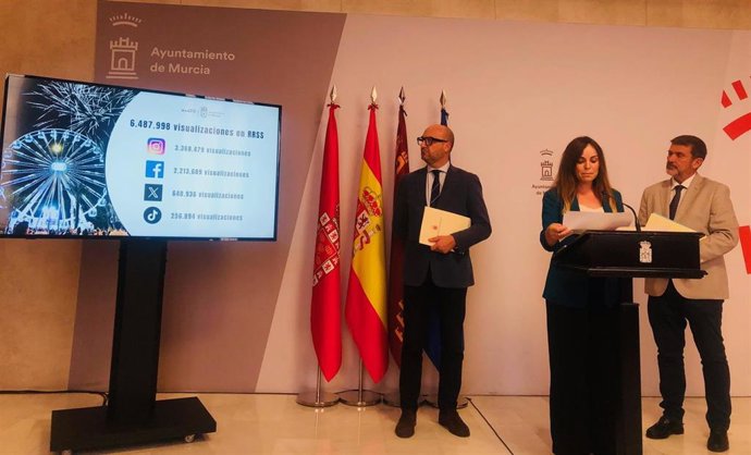 La portavoz del equipo de Gobierno del Ayuntamiento de Murcia, Rebeca Pérez, junto a los ediles José Francisco Muñoz y Fulgencio Perona, hace balance de la Feria de Septiembre