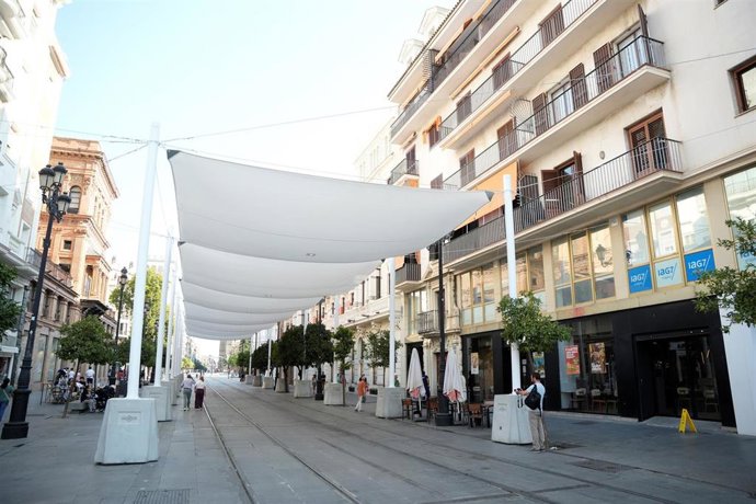 Imágenes de la Avenida de la Constitución de Sevilla luciendo los primeros toldos. Imagen de archivo.
