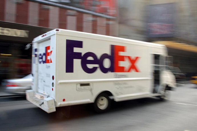 Archivo - FILED - 12 de junho de 2007, EUA, Nova York: Um caminhão de entrega da empresa americana de correio e logística Federal Express (FedEx) passa por Nova York. Foto: Gero Breloer/dpa