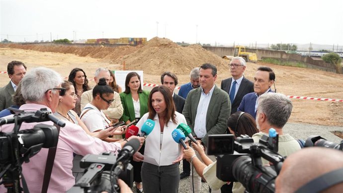Rocío Díaz atiende a los periodistas, junto a José María Bellido y José Carlos Gómez Villamandos (dcha.), entre otras autoridades, en nueva zona de expansión del Área Logística de Córdoba.