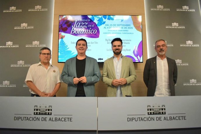El presidente de la Diputación, junto al diputado de Cultura, a responsables del JBCLM y de la Asoc Amigos del Jazz presenta el V Festival Jazz en el Botánico.