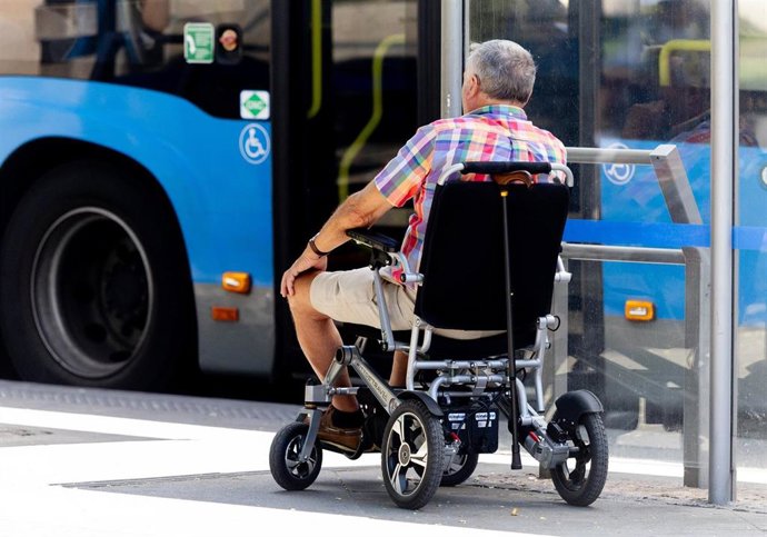 Archivo - Una persona en silla de ruedas, a 16 de julio de 2025, en Madrid (España).