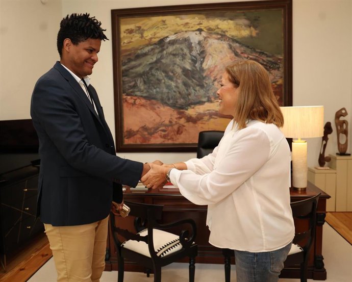 El presidente de la asociación Mi Mundo en Silencio, Daniel Jackson, se reúne con la presidenta del Parlamento de Canarias, Astrid Pérez