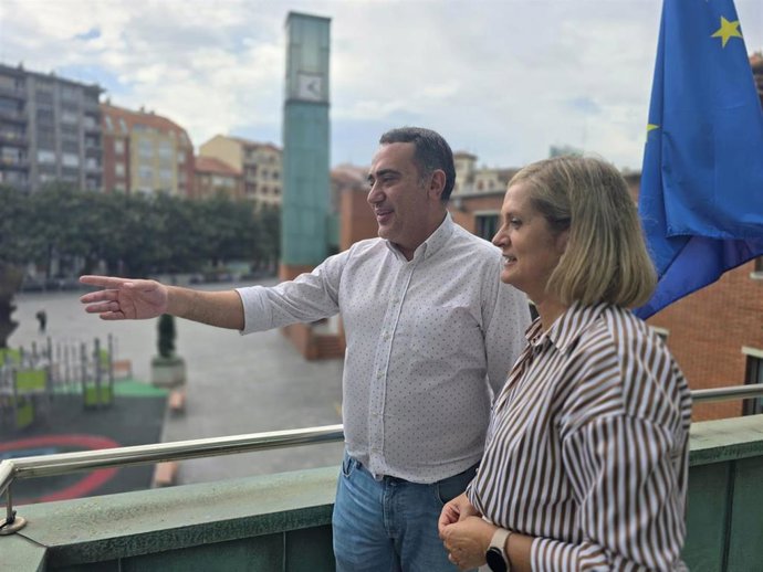 Amaia del Campo y Asier Umaran observan la iluminación de Herriko Plaza.