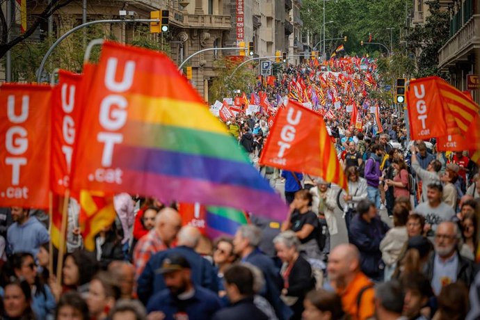 Archivo - Banderas de UGT de Catalunya en una manifestación.