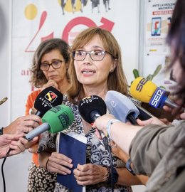 La directora del IAM, María Antoñanzas, y la consejera municipal de Políticas Sociales del Ayuntamiento de Zaragoza, Marian Orós.