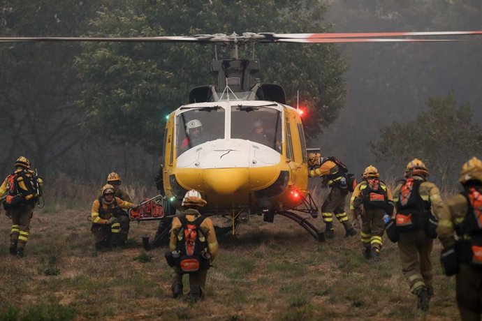 Varios bomberos forestales tratan de extinguir el fuego en Lornís, a 18 de septiembre de 2025, en Pantón, Lugo, Galicia (España). 