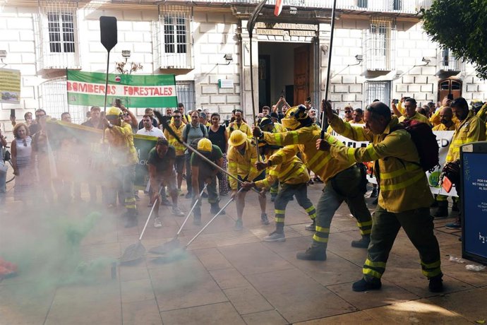 Movilización de protesta de los trabajadores del Plan Infoca frente a la Delegación del Gobierno andaluz en Málaga. PSOE y Con Málaga han respaldado la concentración y han expresado su apoyo.
