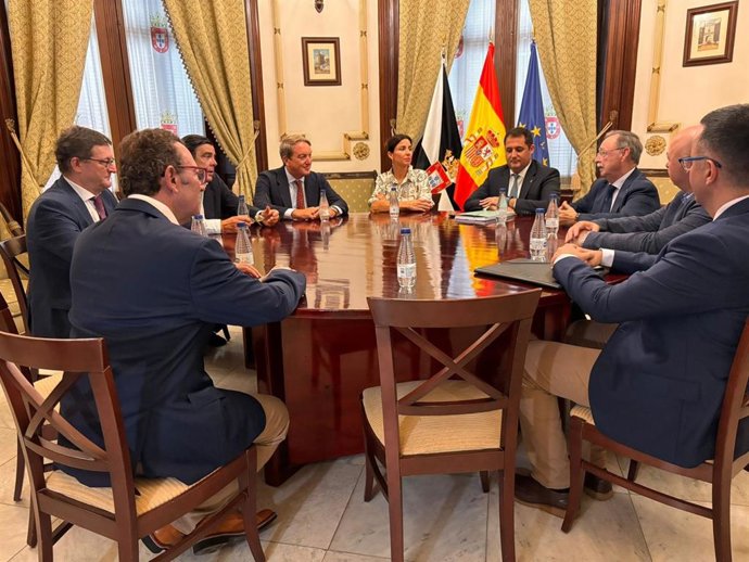 El presidente de Ceuta, Juan Jesús Vivas, ha recibido en el Palacio Autonómico a la Asociación Círculo de Empresarios del Sur de España, Cesur.