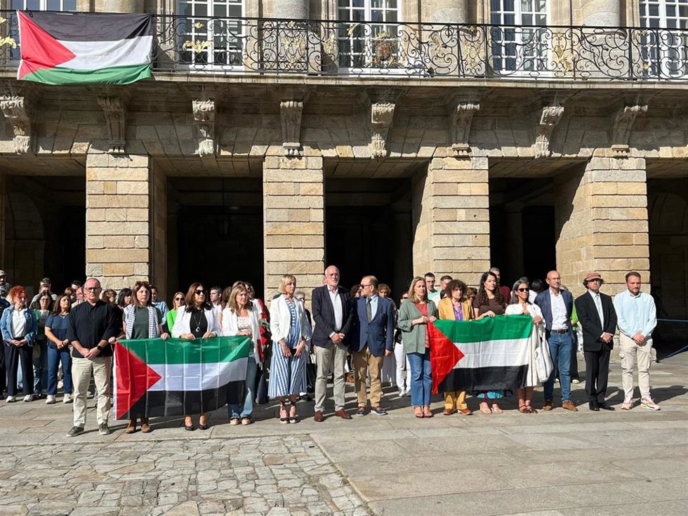 Más de 35 ayuntamientos gallegos, de todos los grupos políticos, guardan un minuto de silencio por las víctimas de Gaza
