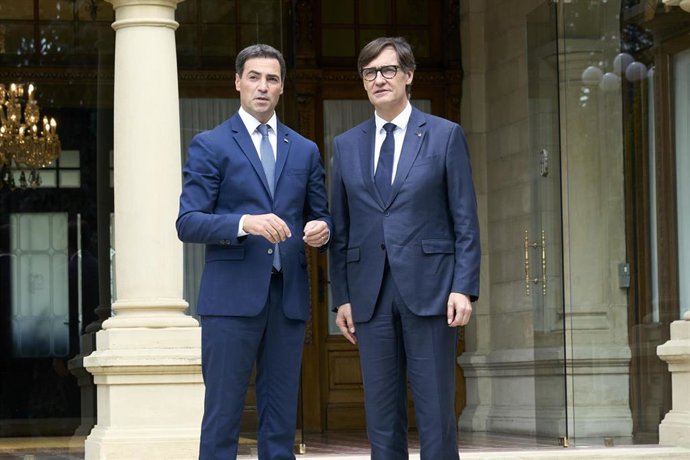 El Lehendakari, Imanol Pradales (i), recibe al presidente de la Generalitat de Cataluña, Salvador Illa (d), para una reunión en el Palacio Ajuria Enea, a 19 de septiembre de 2025, en Vitoria-Gasteiz, Álava/Araba