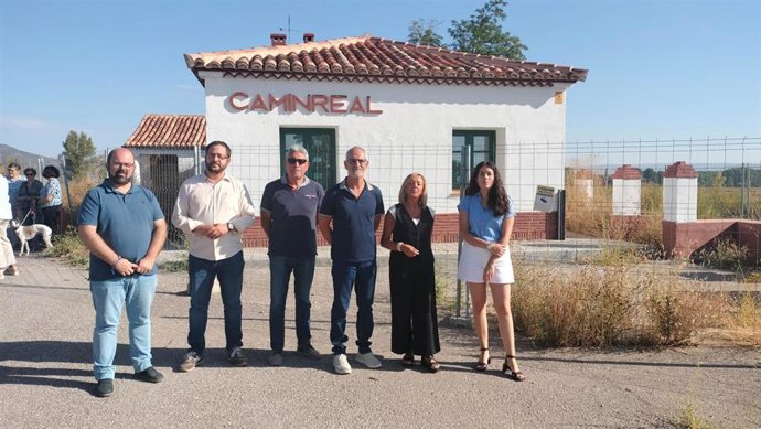 El diputado del PSOE Aragón Ángel Peralta con otros miembros del PSOE Teruel ante la antigua estación ferroviaria de Caminreal.
