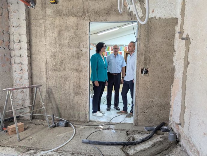 La delegada de Desarrollo Educativo y Formación Profesional de la Junta en Granada, María José Martín, visita las obras de eliminación de barreras arquitectónicas en el Colegio de Educación Infantil y Primaria María Zambrano de Granada.