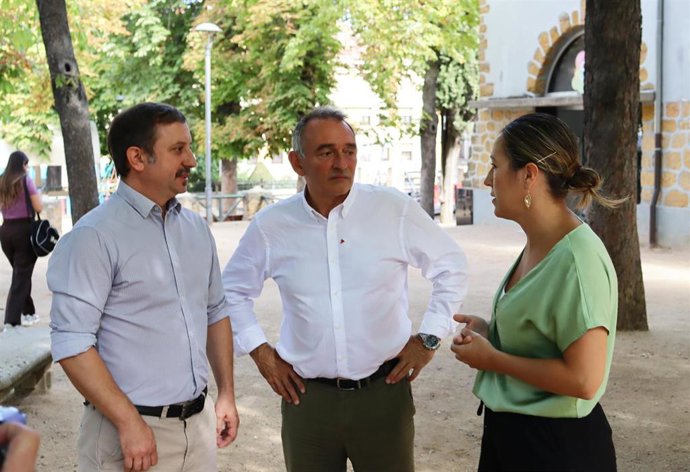 El diputado nacional de IU y secretario general del PCE, Enrique Santiago (centro), con la concejal Ana peñalosa, y el coordinador provincial CArlos Serrano, en su visita a los Jardinillos de San Roque .