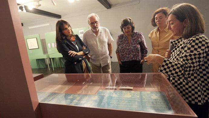 Presentación de la exposición "Una vida tejida entre dos mundos"