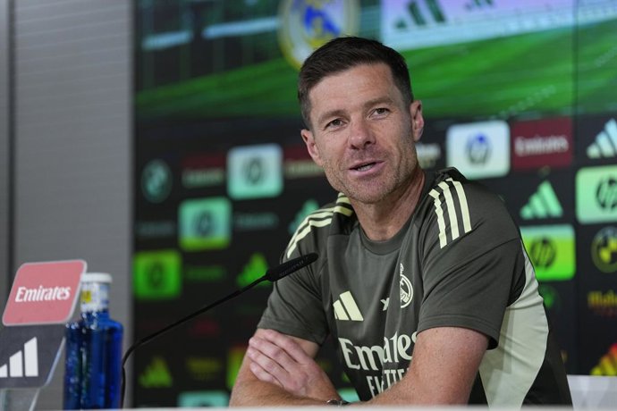 Xabi Alonso, técnico do Real Madrid, participa de sua coletiva de imprensa durante o dia de treinamento do Real Madrid antes da partida de futebol contra o RCD Espanyol de Barcelona pela Liga Espanhola, LaLiga EA Sports, na Ciudad Deportiva Real Madrid, e