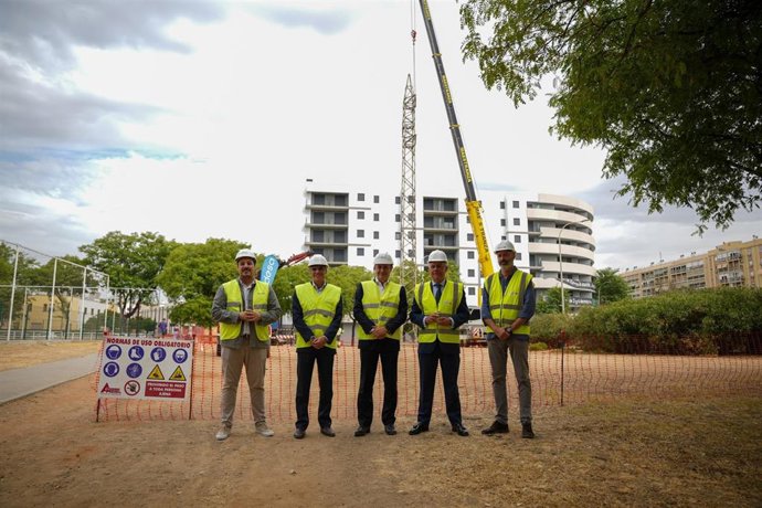 El alcalde de Sevilla, José Luis Sanz,  junto al director de Endesa, Rafael Sánchez Durán, en los trabajos de desmantelamiento de la última torre de alta tensión entre Torreblanca y el Parque Infanta Elena.