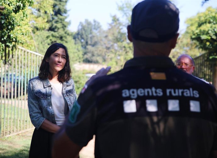 La consellera de Interior y Seguridad Pública, Núria Parlon, ante un Agent Rural