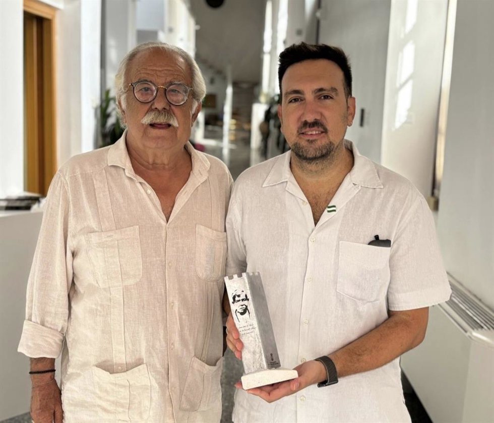 Imagen del delegado municipal de cultura, Christopher Rivas, junto al escultor del Premio 'Joaquín el de la Paula', Antonio Polo.