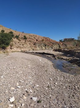 Archivo - Flujo de agua residual sin tratar en Rambla Chirivel, en Vélez-Rubio (Almería)