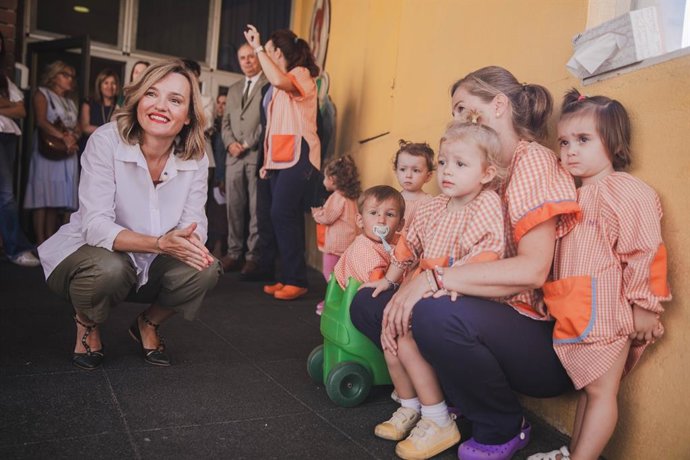 La ministra de Educación, Formación Profesional y Deporte, Pilar Alegría, visita la escuela infantil municipal '@s cri@s' de Almudévar (Huesca).