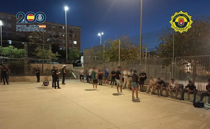 Una operació contra la venda ambulant il·legal culmina amb 52 actes de sanció i un detingut