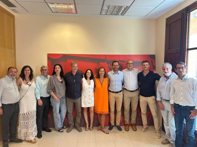 La secretaria general de Organización del PSOE, Rebeca Torró, acompañada de la secretaria general del PSIB, Francina Armengol, y otros dirigentes del PSIB.