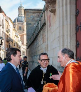 Malueco (I) junto al rector de la USAL y el presidente de Iberdrola antes de inaugurar el curso universitario en Salamanca.