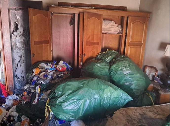 Piso con basura donde se registró un incendio, en O Calvario. El inquilino fue detenido como presunto autor del fuego.