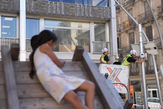 Niños jugando en un parque durante la presentación por parte de la teniente de alcalde de Barcelona, Laia Bonet, de un nuevo modelo de juegos infantiles con sensores de volumetría, a 19 de septiembre de 2025, en Barcelona.