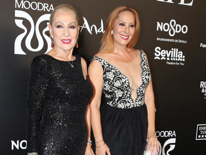 Rosa Benito y Rosario Mohedano asisten a la XIX edición de la gala de los Premios Escaparate