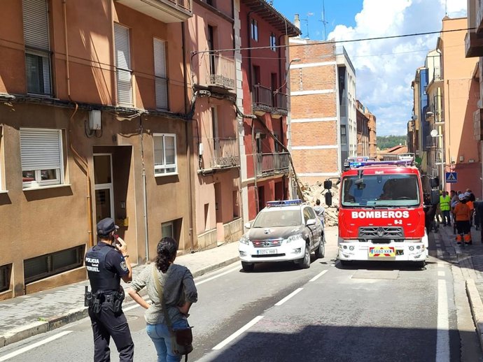 Archivo - Al fondo, a la izquierda, el solar donde se produjo el derrumbe total de un edificio en Teruel.
