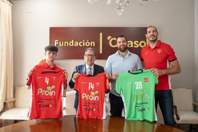 Presidente de la Fundación Cajasol, Antonio Pulido y el gerente del C.D Balonmano Triana, Andreu Candau, tras la firma del acuerdo de colaboración.