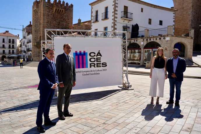 Archivo - Autoridades extremeñas en una foto de archivo durante la presentación del logotipo de Cáceres 2031