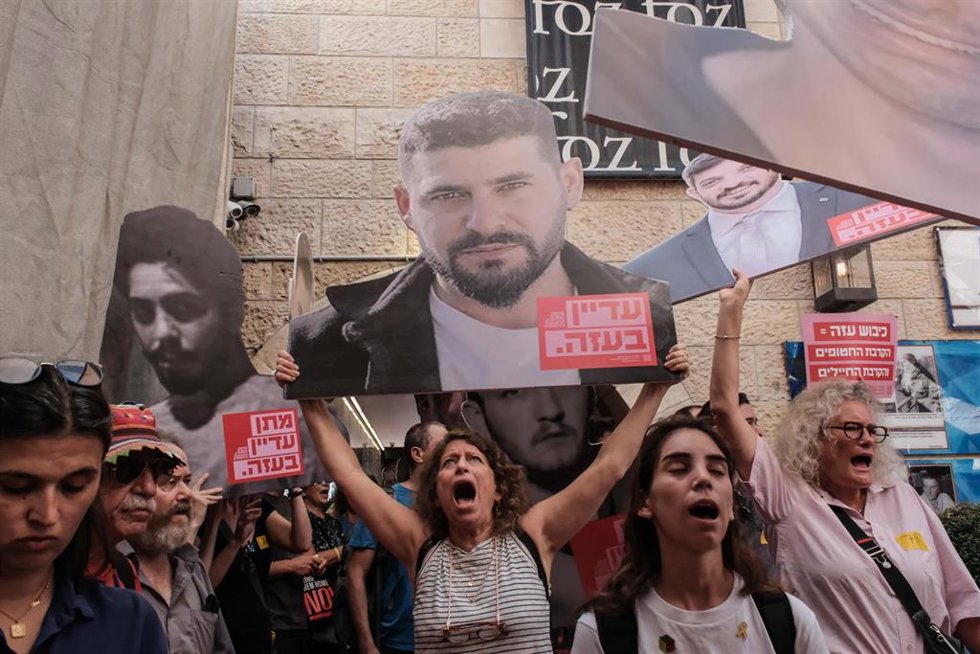 Concentración de los familiares de los rehenes de Hamás reclamando al Gobierno de Israel una tregua para poder traerlos de vuelta.