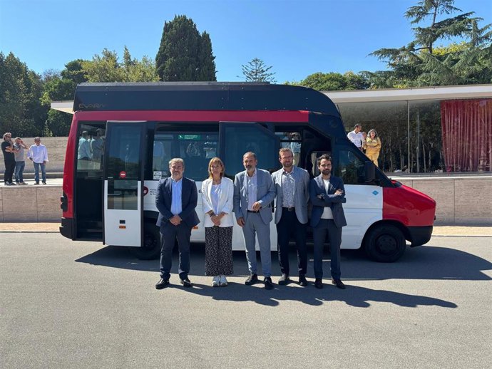 Autobús de hidrógeno resultante del proyecto HERO, ante el Pavelló Alemany de Barcelona