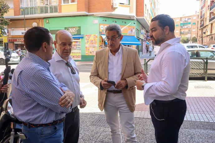 Los diputados de Vox en las Cortes de Aragón Santiago Morón y David Arranz, y el portavoz de este partido en el Ayuntamiento de Zaragoza, Julio Calvo.