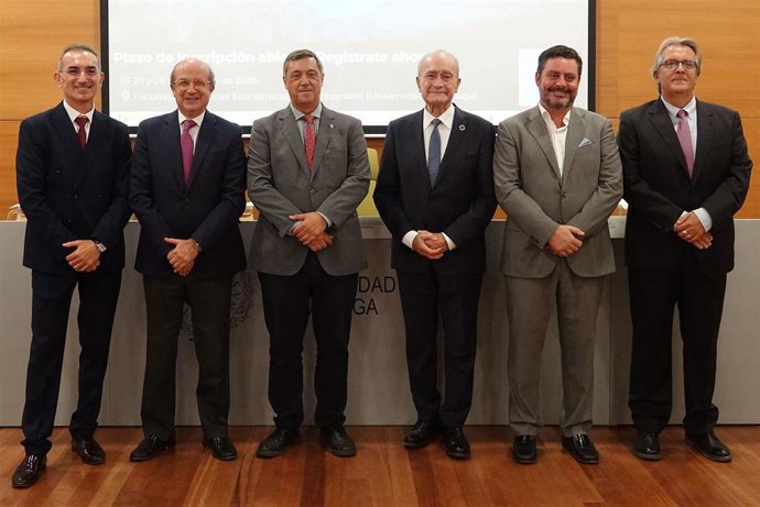 El rector de la UMA, Teodomiro López Navarrete, junto al alcalde de Málaga, Francisco de la Torre y Ezequiel Navarro, presidente de Innova IRV, entre otros.