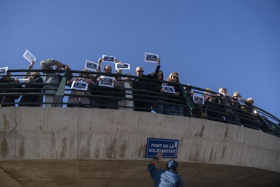 Archivo - Imagen del acto en el que la Associació de Venes i Vens de La Torre bautizaron "de forma popular" el 'Pont de la Solidaritat'.