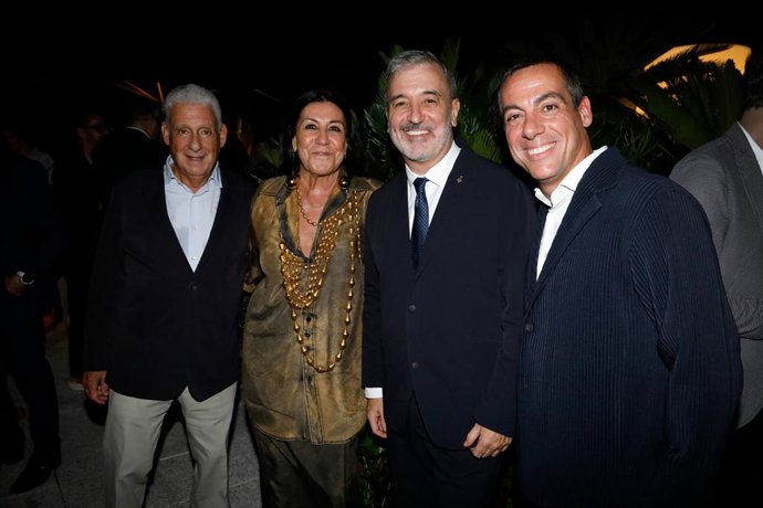 La familia Clos junto al alcalde de Barcelona, Jaume Collboni.