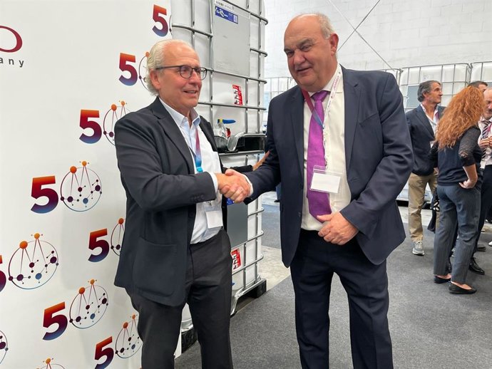 San Millán, a la izda, saluda a su rival Hernando.