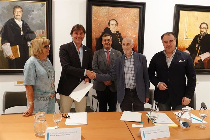 Firma del documento por parte del presidente de la AUPA y rector de la Pablo de Olavide, Francisco Oliva, y el presidente de la Plataforma Cívica Mediterránea, Antonio Morales, en un acto presidido por Teodomiro López, rector de la Universidad de Málaga.