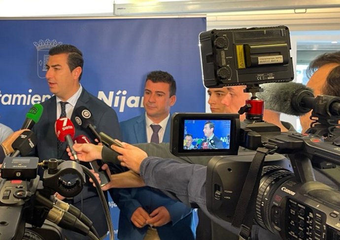 El alcalde de Níjar (Almería), José Francisco Garrido, atiende a los medios.