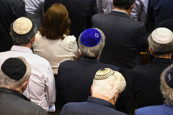 Archivo - Asistentes con kipá en el solemne acto celebrado en memoria de las víctimas de los ataques terroristas sufridos por Israel, en la Sinagoga Beth Yaacov, a 10 de octubre de 2023, en Madrid (España). La Comunidad Judía de Madrid, Maccabi España, Co