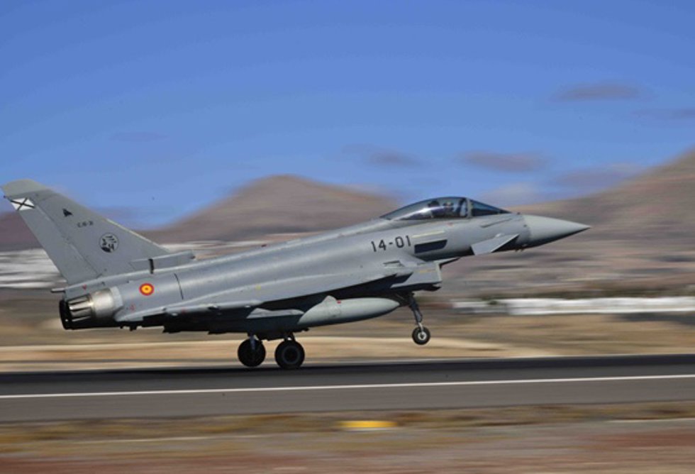 Archivo - Un caza Eurofighter durante un ejercicio de maniobras, en la base aérea.