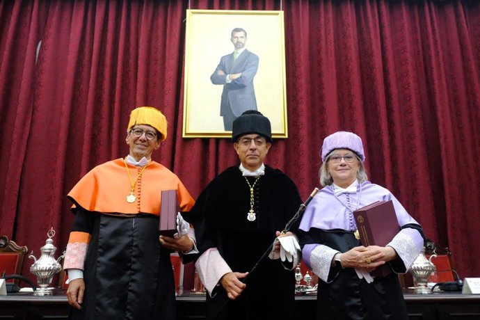 Acto de investidura como Doctores Honoris Causa de Amparo Belloch y José Manuel González-Páramo.