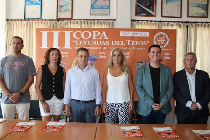El alcalde de Albacete, Manuel Serrano, presenta la III Copa Leyendas del Tenis.